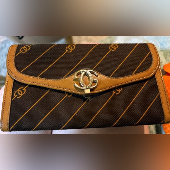 Gucci Handbags - Beautiful Vintage Gucci Wallet